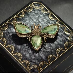 Vintage Green Crystal Bee Brooch – Elegant Antique Gold Insect Pin Jewelry